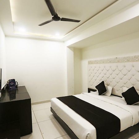 Oyo 18422 Central Grand Belanganj Экстерьер фото