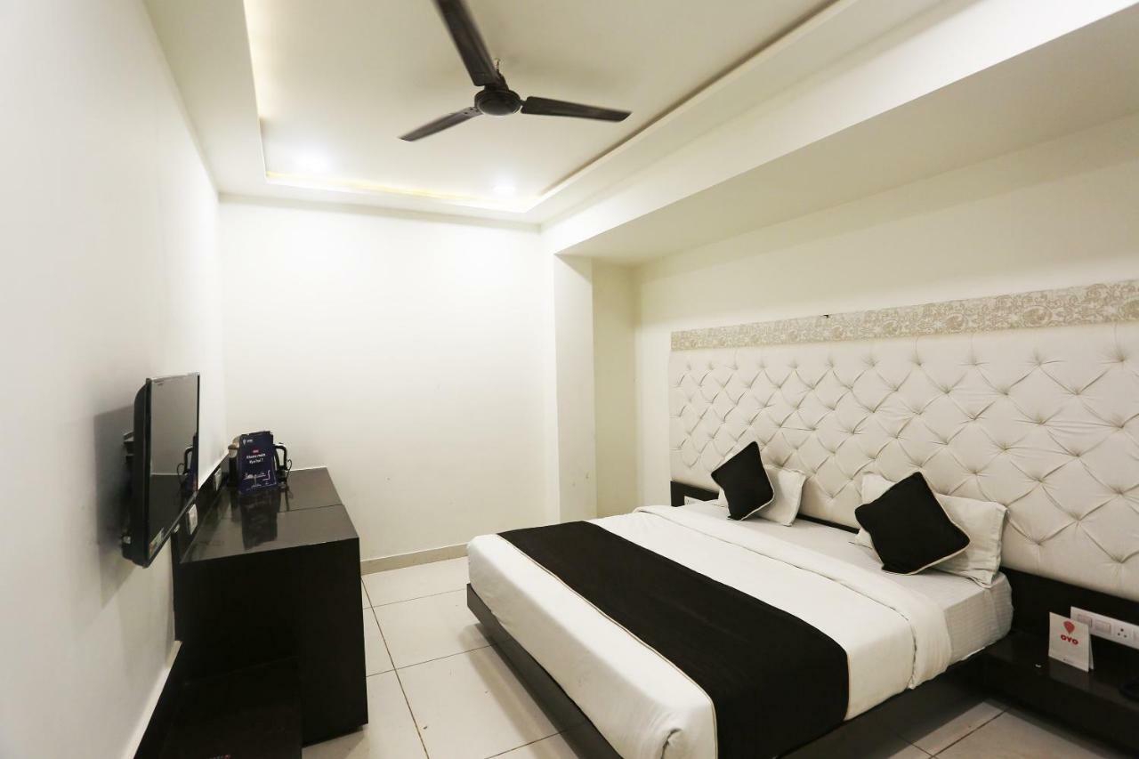 Oyo 18422 Central Grand Belanganj Экстерьер фото