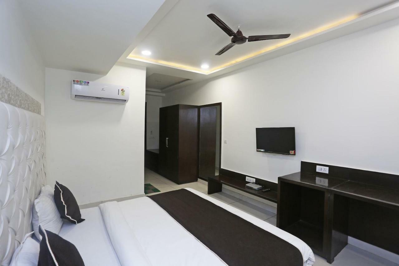 Oyo 18422 Central Grand Belanganj Экстерьер фото